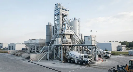Instalacja procesowa ze zbiornikami i rurociągami w zakładzie chemicznym